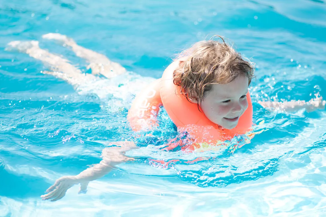 Inflatable swimming vest for 19-30 kg - orange